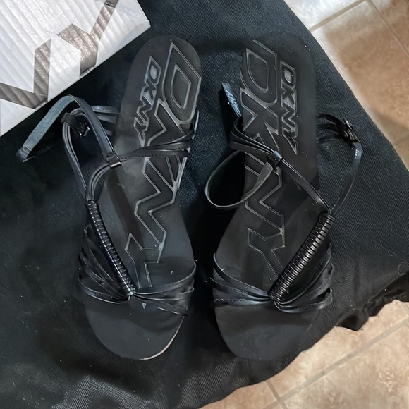 DKNY black and beige wedges - Picture 2 of 4